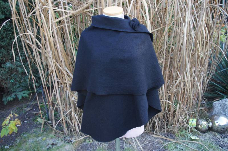 Cape, Poncho Umhang Zum Wenden Aus Wollwalk in Schwarz, Rot, Anthrazit, Grau, Rosa, Weinrot, Terracotta Cape, Poncho Umhang Zum Wenden Aus Wollwalk in Schwarz, Rot, Anthrazit, Grau, Rosa, Weinrot, Terracotta von DavidovStoffDesign