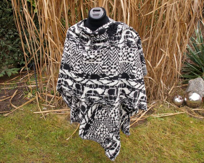 Cape, Poncho Umhang Zum Wenden Aus Wollwalk in Schwatz-Weiß Muster, Blau, Grau, Rosa, Anthrazit von DavidovStoffDesign