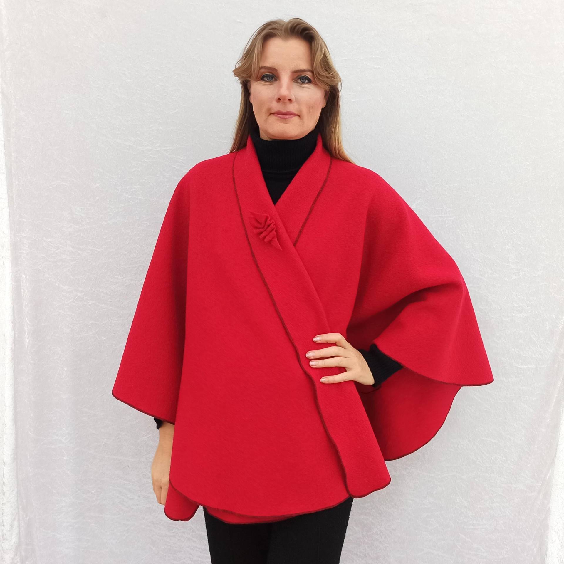 Woll-Cape/Poncho Umhang Damen Winter Cape 100% Kochwolle in Rot, Charcoal Black, Schwarz, Senf, Blau, Anthrazit, Grau - Handgemacht Woll-Cape/Poncho Umhang Damen Winter Cape 100% Kochwolle in Rot, Charcoal Black, Schwarz, Senf, Blau, Anthrazit, Grau - Handgemacht von DavidovStoffDesign
