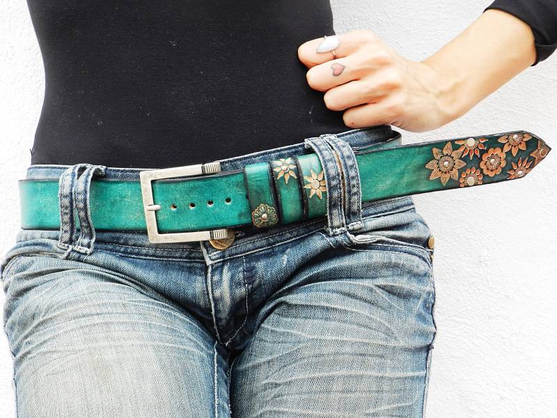 Grüner Ledergürtel Mit Silberner Schnalle. Blumengürtel. Blumen von Davikalove