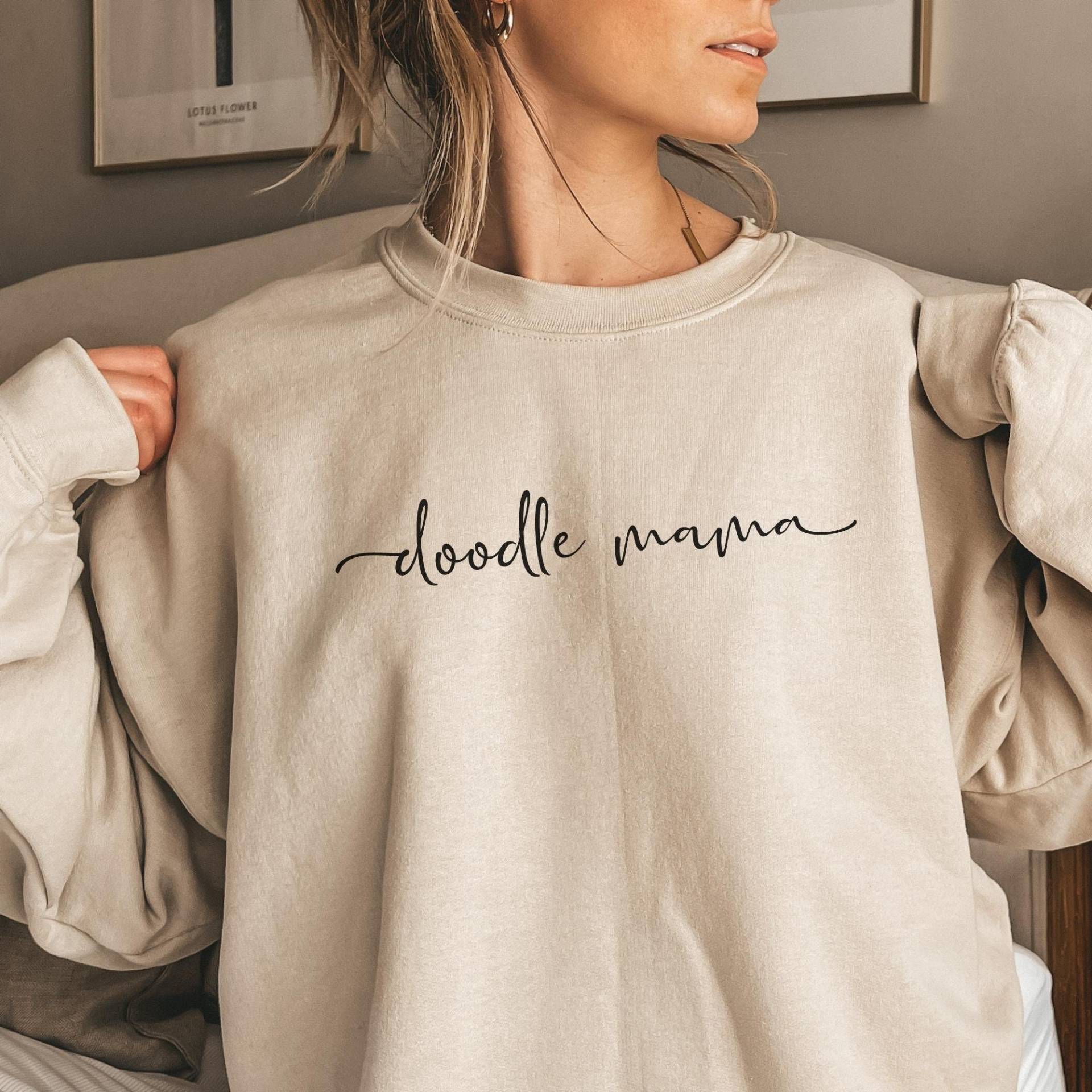 Golden Doodle Sweatshirt, Goldendoodle, Mom, Hundebekleidung, Goldendoodle Geschenke, Mama, Shirt von DavisDesignsCo22