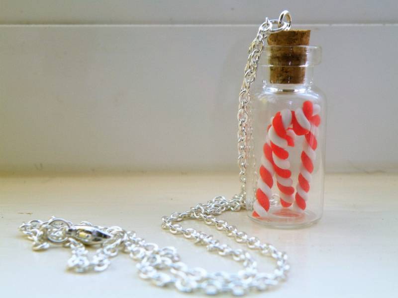 Candy Cane Vial Halskette, Miniture Flasche Charm Süßigkeiten von DawgDayCrafting