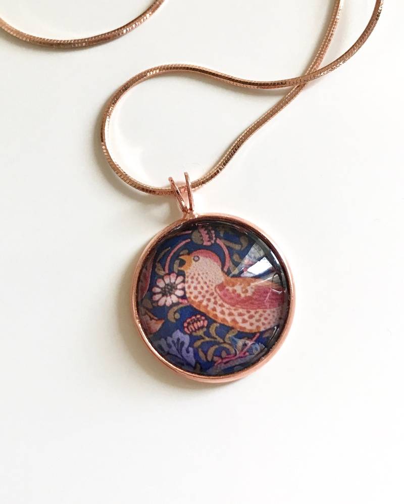 William Morris Design Anhänger Halskette "Erdbeerdieb" von DawnPorterKeig