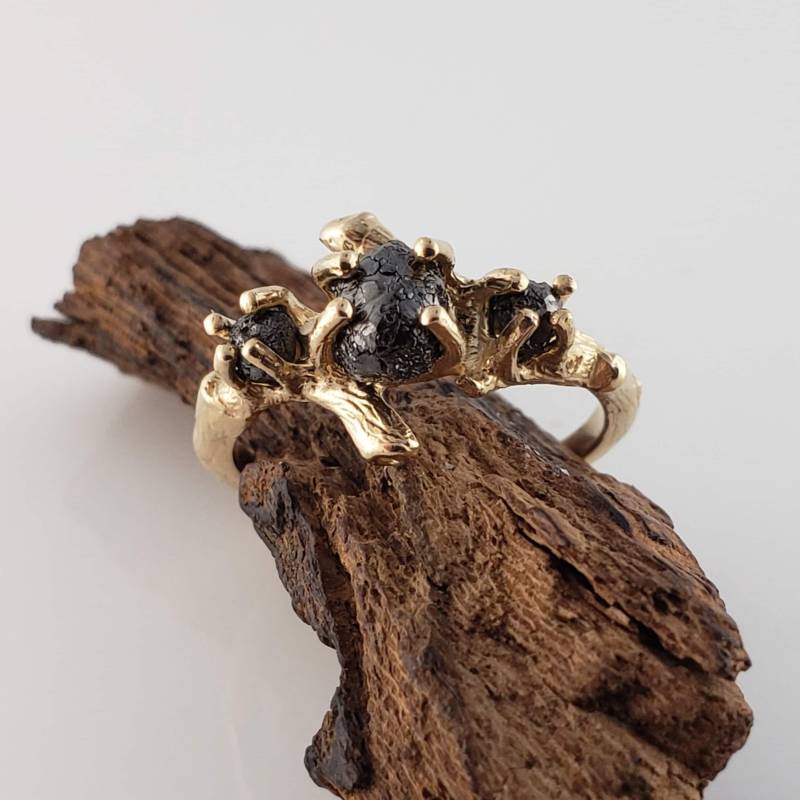 14K Gelb Gold 3 Schwarz Rohdiamant Verlobungsring Von Dawn Vertrees von DawnVertreesJewelry