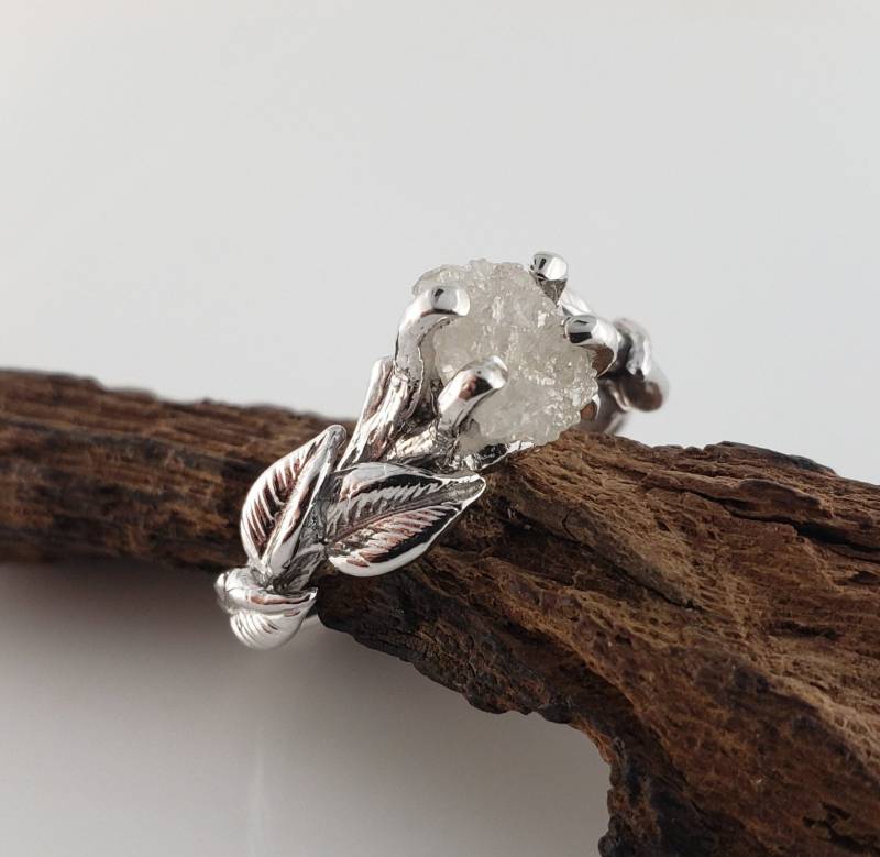 14K Gold Sechs Blatt Rohdiamant Zweig Verlobungsring von DawnVertreesJewelry
