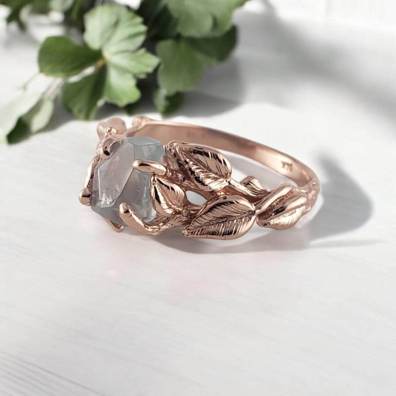 Blatt Und Zweig Aquamarin in 14K Rose Gold Verlobungsring, Handgeschliffener Rohedelstein Ring Von Ed.v. Designs von DawnVertreesJewelry