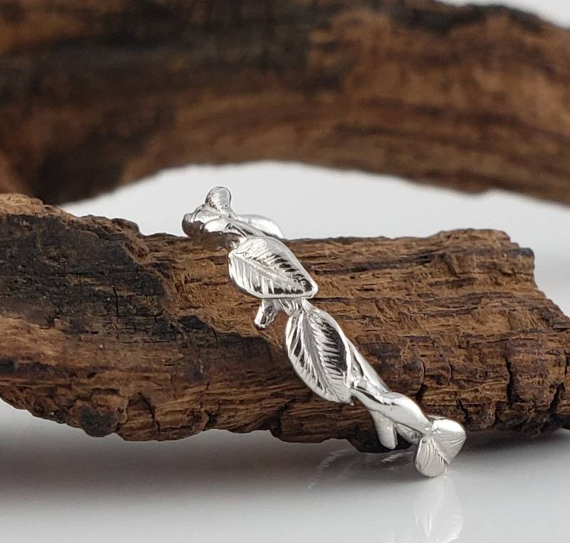Hand Modelliert 14K Weißgold Blatt Ehering Von Dawn Vertrees von DawnVertreesJewelry