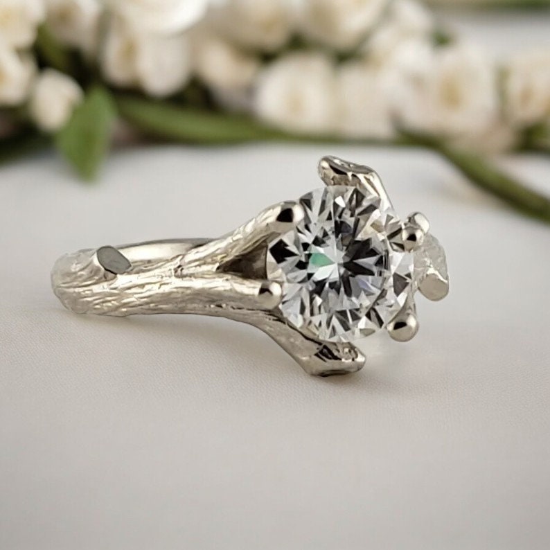 Moissanit Verlobungsring Zweig Stil in 585 Weißgold, Rundschliff Solitär von DawnVertreesJewelry
