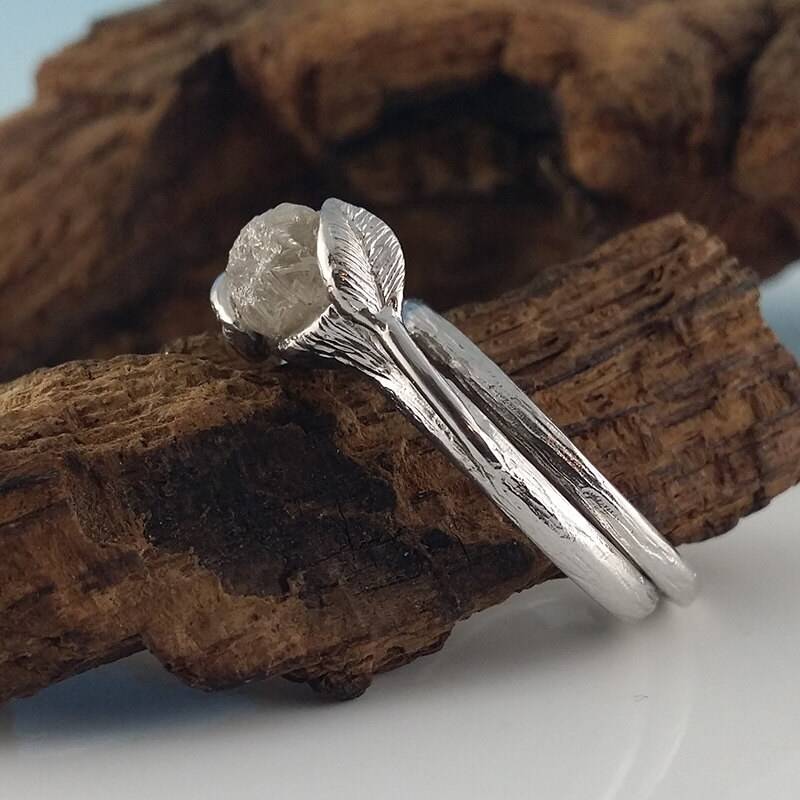 Hand Modelliert Solid Gold Rohdiamant Blatt Verlobungsring Set von DawnVertreesJewelry