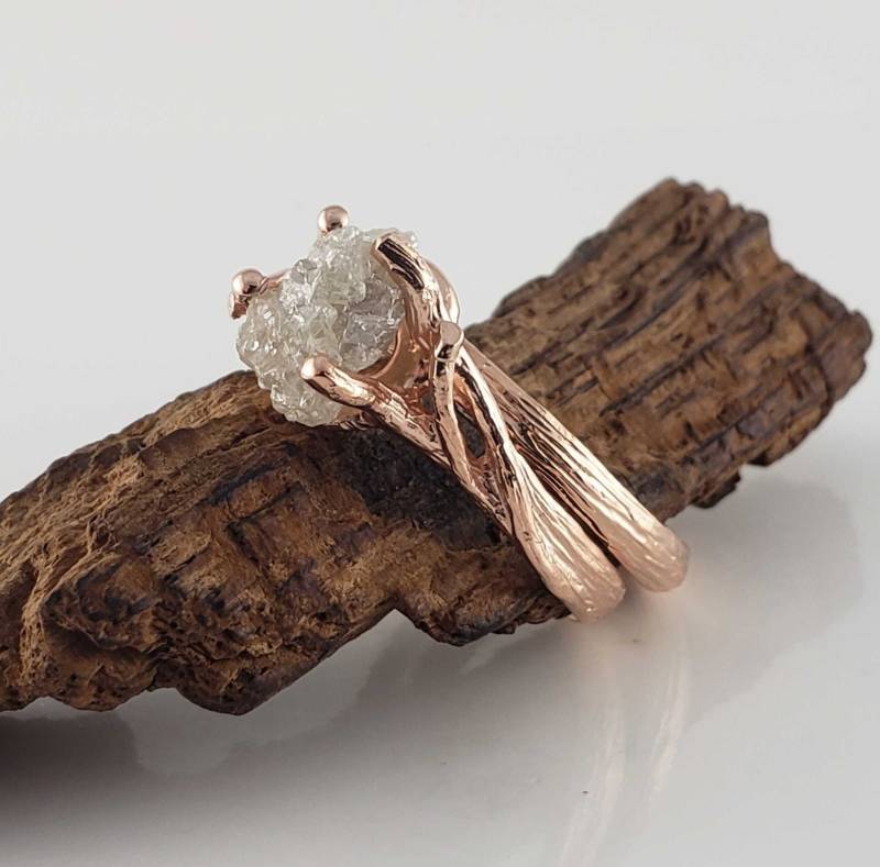 Handmodellierte Rohdiamant Trauringe, Verlobungsring Set, Zweig Design Crossover Band von DawnVertreesJewelry