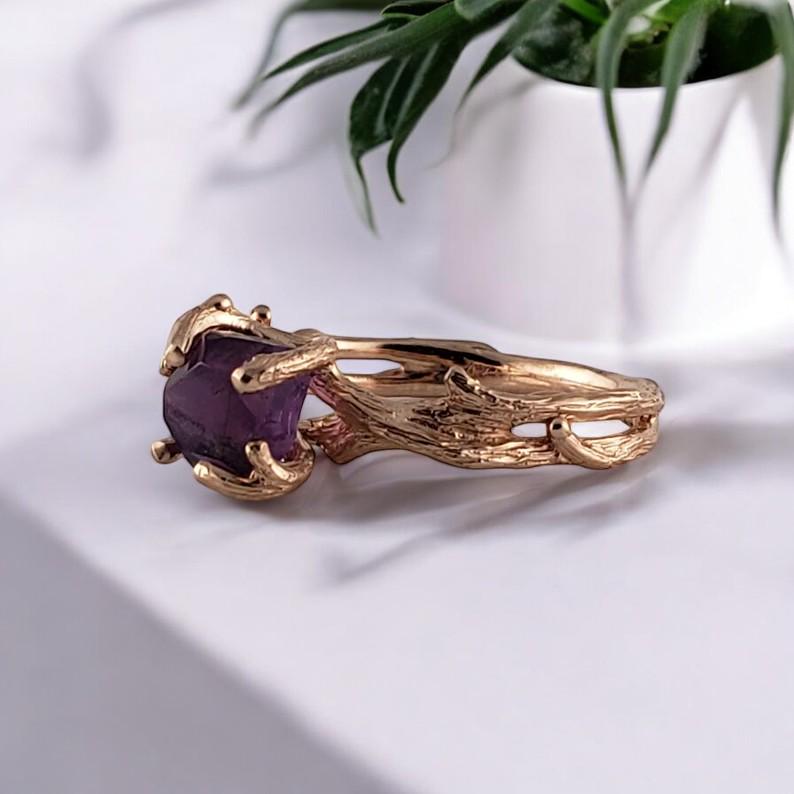 Roher Amethyst-Zweig-Ring - Hand Geschnittener Amethyst-Schmuck Aus Massivem 14-Karätigem Roségold Purpurroter Steinring Vondv Jewelry Designs von DawnVertreesJewelry