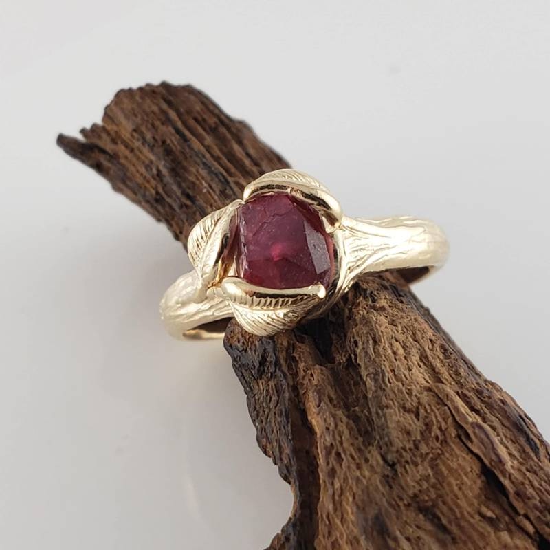 Rubin Verlobungsring Mit Blättern , Massiv 585Er Gelbgold Gefasst von DawnVertreesJewelry