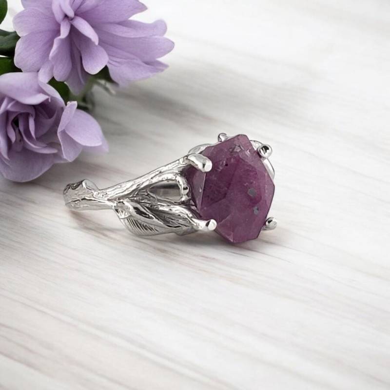 Rubin Zweig Ring Rohling Aus 585Er Gold, Handgeschliffener Schmuck Von Dawn Vertrees, Einzigartiges, Der Natur Inspiriertes Design von DawnVertreesJewelry