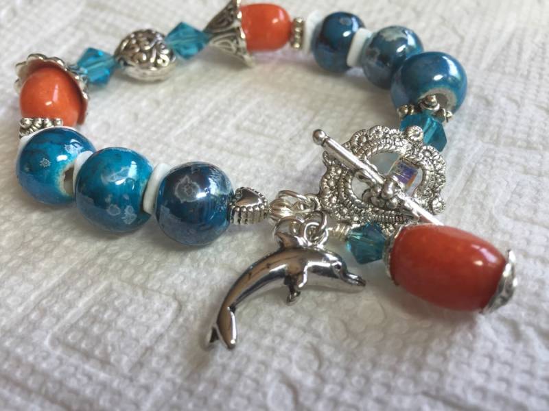 Antik Silber, Blau Und Orange Perlen Armband Mit Knebelverschluss Charme. Swarovski Elemente Antik Silber, Blau Und Orange Perlen Armband Mit Knebelverschluss Charme. Swarovski Elemente von DawnofBeads