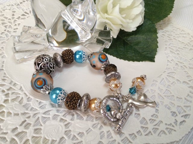 Blau, Braun, Orange Perlen Armband Mit Knebelverschluss & Taube Charme Akzentuiert Perlenkappen von DawnofBeads