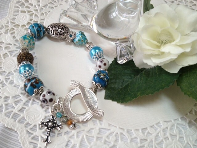 Blau, Braun, & Weiße Perlen Armband Mit Silber Vergoldet Toggle Verschluss, Kreuz Charm, Pewter Antik Verziert Blau, Braun, & Weiße Perlen Armband Mit Silber Vergoldet Toggle Verschluss, Kreuz Charm, Pewter Antik Verziert von DawnofBeads