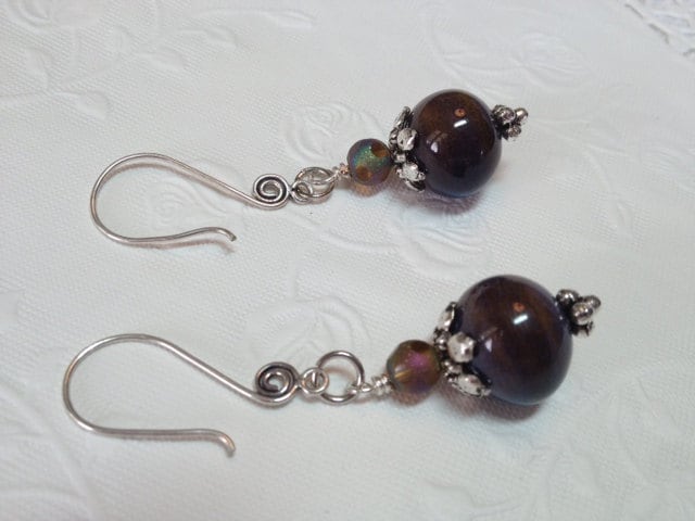 Blau, Braun Glas Perlen Führen/Nickel Free Ohrringe Mit Grün, Lila Akzent Perlen, Antik Silber Vergoldet Beadcaps & Kopf Pin von DawnofBeads