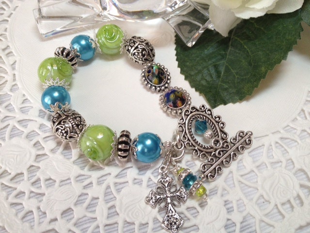 Blauem Glas Perle Grün Perlen Armband Wtih Zinn Antik Verziert Mit Akzenten Cross Kreuz Charm, Swarovski Kristall, & Umschalten Spange von DawnofBeads