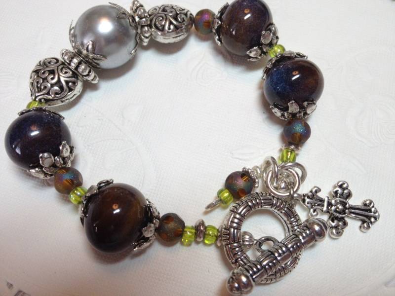 Braun, Blau, Silber Perlen Armband Mit Toggle Verschluss & Kreuz Charm von DawnofBeads