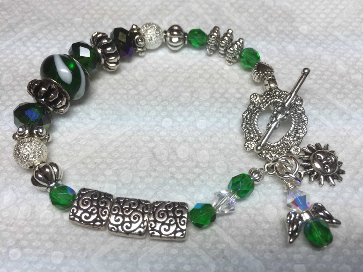 Mai Birthstone Perlen Armband Mit Feinbearbeitungen. Sonne Und Engel Charms. Swarovski Elemente von DawnofBeads