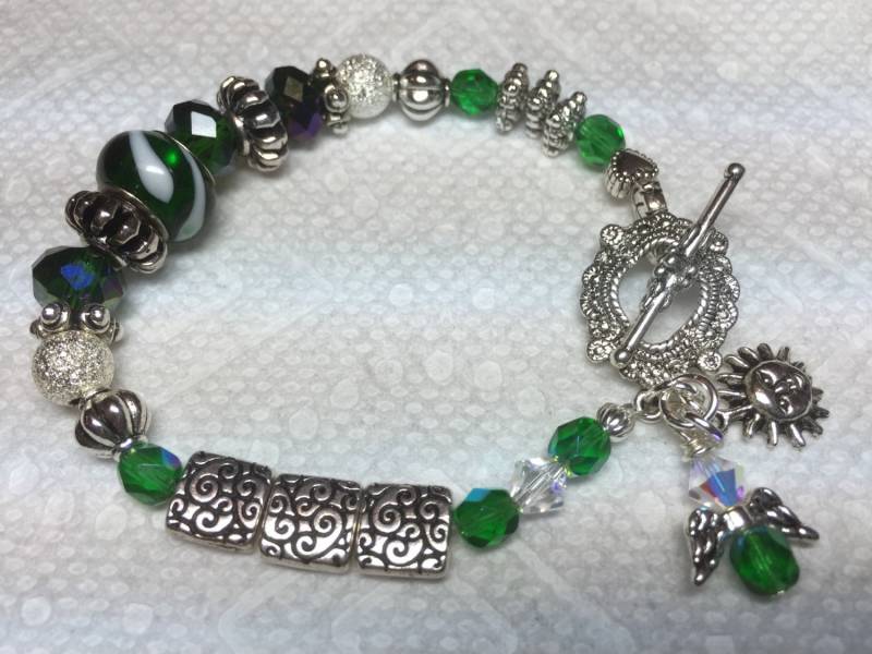Mai Birthstone Perlen Armband Mit Feinbearbeitungen. Sonne Und Engel Charms. Swarovski Elemente Mai Birthstone Perlen Armband Mit Feinbearbeitungen. Sonne Und Engel Charms. Swarovski Elemente von DawnofBeads