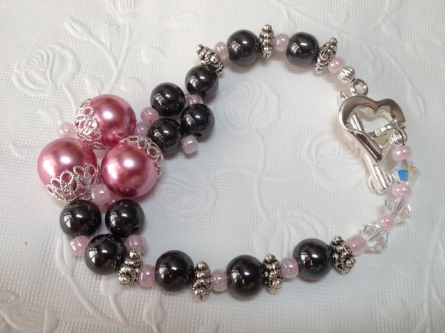 Pink Pearl & Schwarz Glas Perlen Armband Mit Herz Toggle Verschluss, Swarovski-Kristalle von DawnofBeads