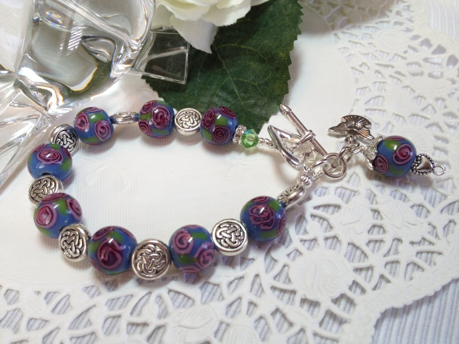 Rose Auf Blaue Runde Perlen Armband Mit Herz Toggle Verschluss Und Angel-Charme von DawnofBeads
