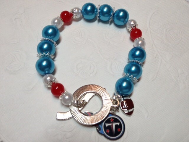 Tennessee Titans Blaue, Rote & Weiße Glas Perlen Armband Mit Fußball-Charme, Steelers Charme Und Knebelverschluss von DawnofBeads