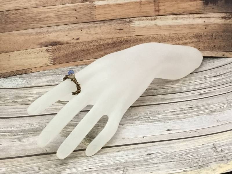 Braune Twisted Stil Doppel Kristall Perlen Draht Gewickelt Ring, Handgemacht von DawnsBeadsDesigns