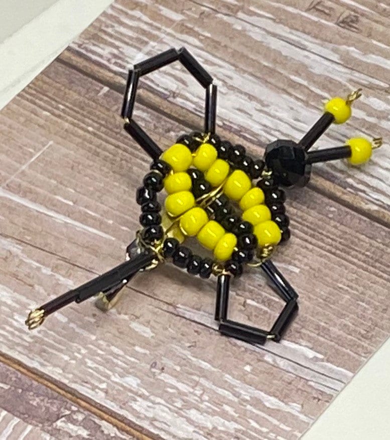 Bumble Bee Beaded Pin Dekoratives Revers Oder Hut Accessoire von DawnsBeadsDesigns