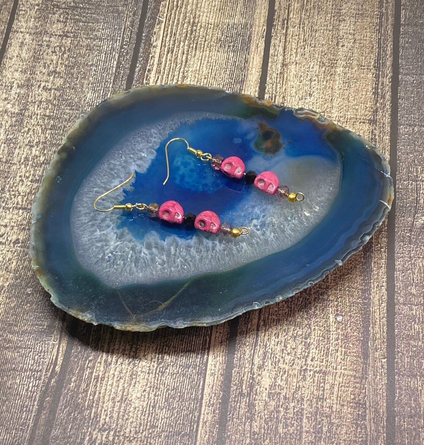 Halloween Schädel Perlen Ohrringe Geschichtete Handgemachte Schmuck von DawnsBeadsDesigns