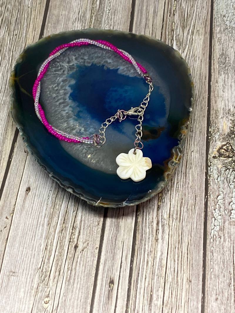 Handgefertigte Perlen Fußkette Rosa Lavendel Rocailles, Perlmutt Blume von DawnsBeadsDesigns