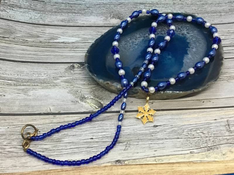 Handgefertigte Perlenkette Blaue & Weisse Perlen Mit Gold Schneeflocke Anhänger von DawnsBeadsDesigns