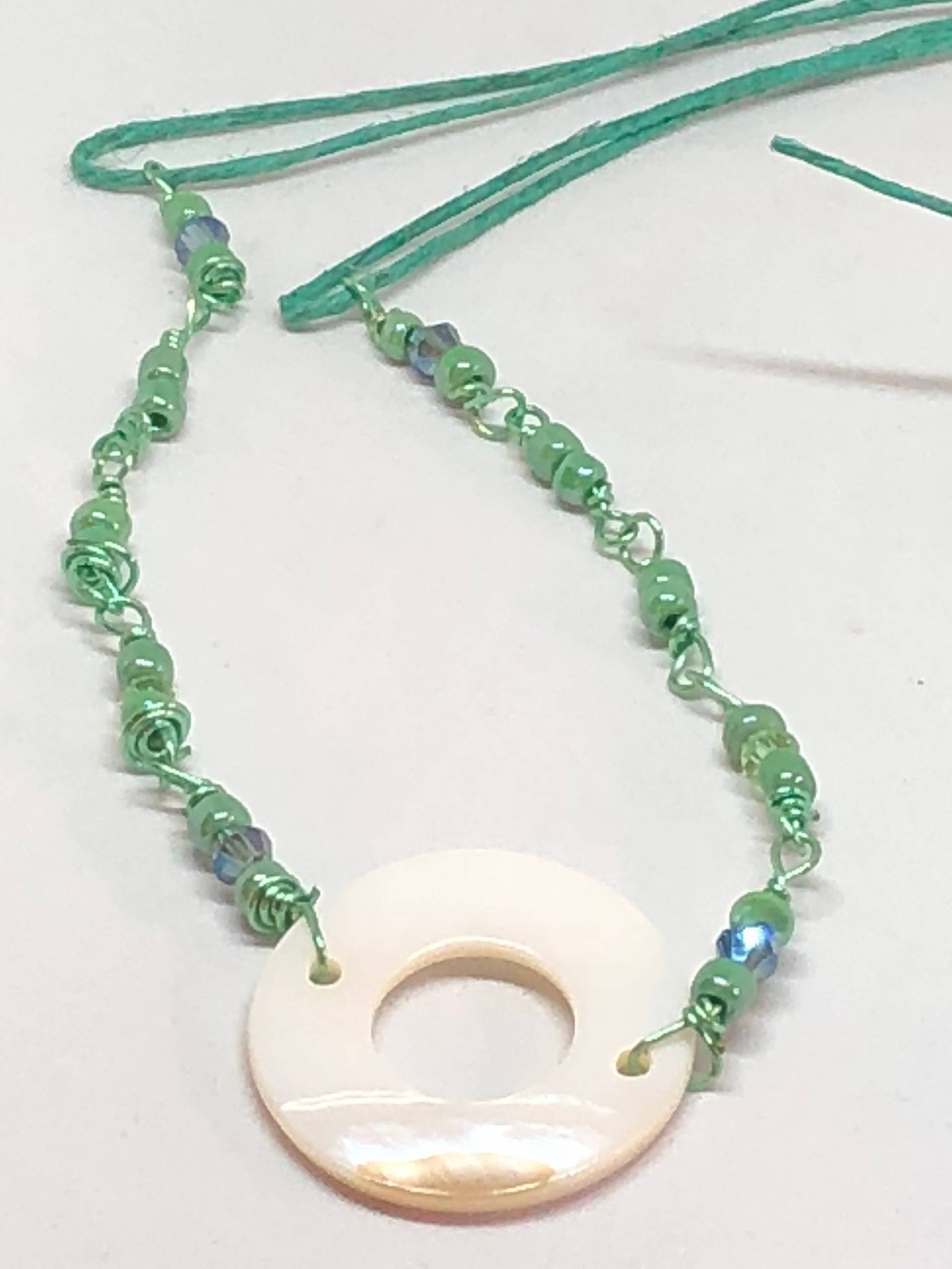 Handgefertigte Perlmutt-Anhänger-Halskette Hanfschnur Handgefertigte Perlmutt-Anhänger-Halskette Hanfschnur von DawnsBeadsDesigns