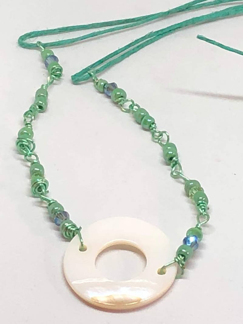 Handgefertigte Perlmutt-Anhänger-Halskette Hanfschnur Handgefertigte Perlmutt-Anhänger-Halskette Hanfschnur von DawnsBeadsDesigns