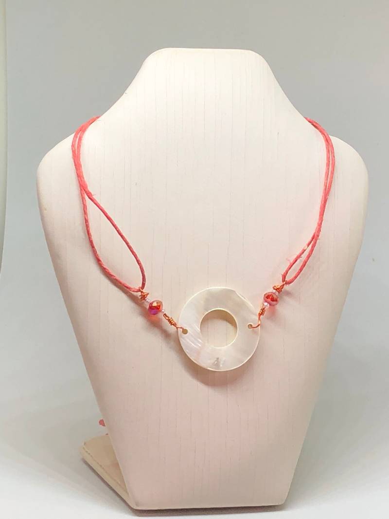 Handgefertigte Perlmutt Anhänger Kette Perlen Hanf Schnur von DawnsBeadsDesigns