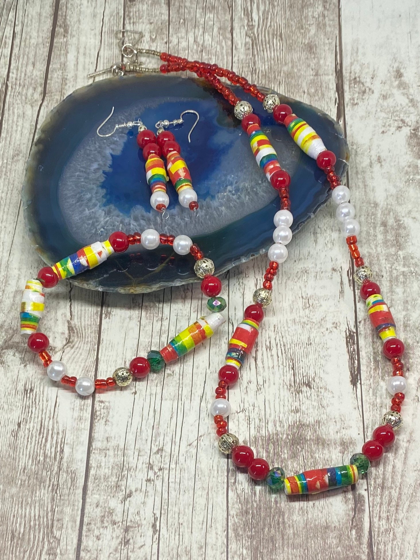 Handgefertigte Regenbogen Papierperlen Schmuck Set Halskette, Armband & Ohrringe von DawnsBeadsDesigns