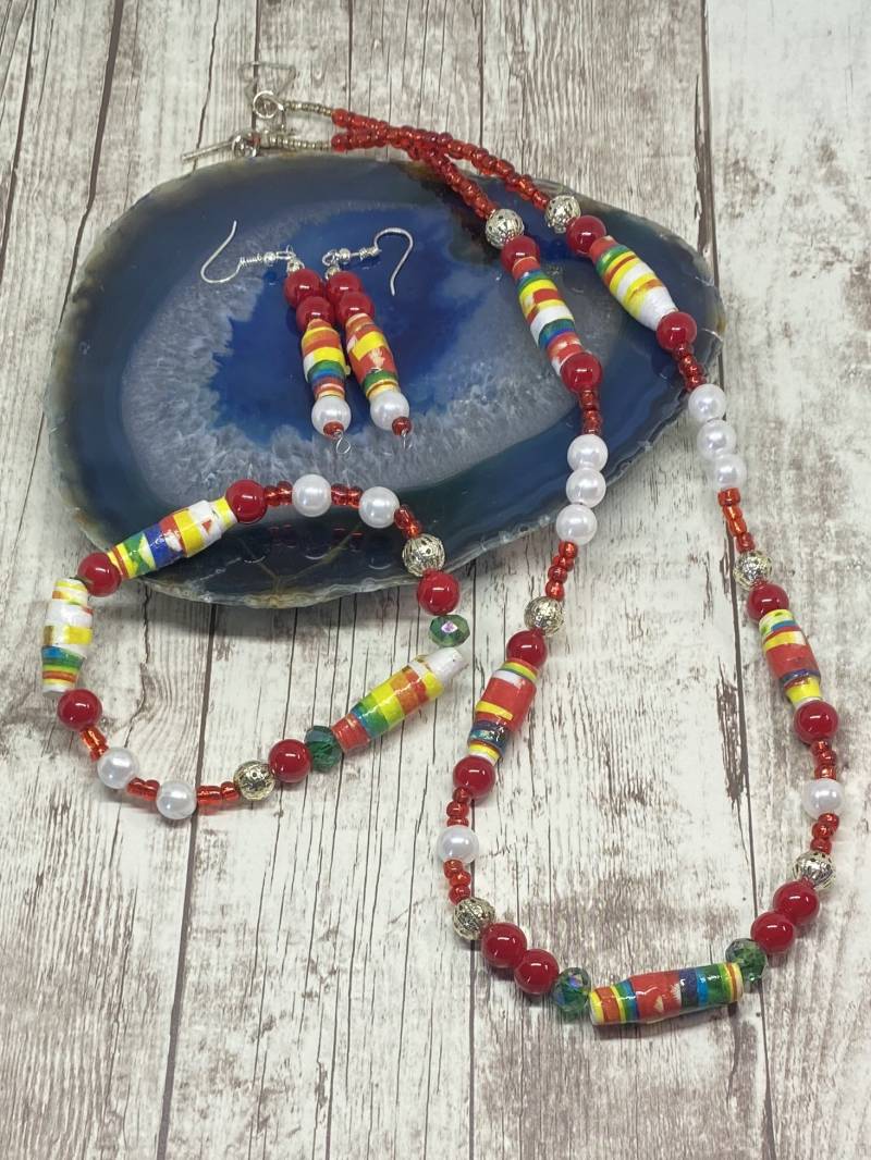 Handgefertigte Regenbogen Papierperlen Schmuck Set Halskette, Armband & Ohrringe von DawnsBeadsDesigns