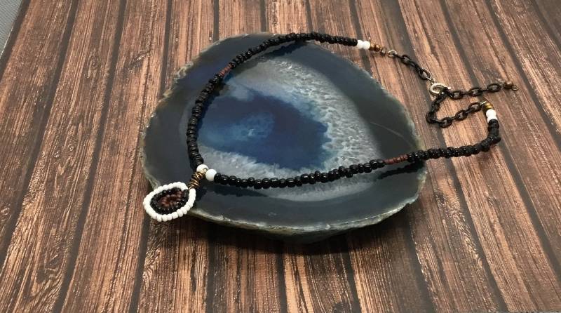 Handgefertigte Schwarze Samen Perlenkette Bullseye Anhänger von DawnsBeadsDesigns