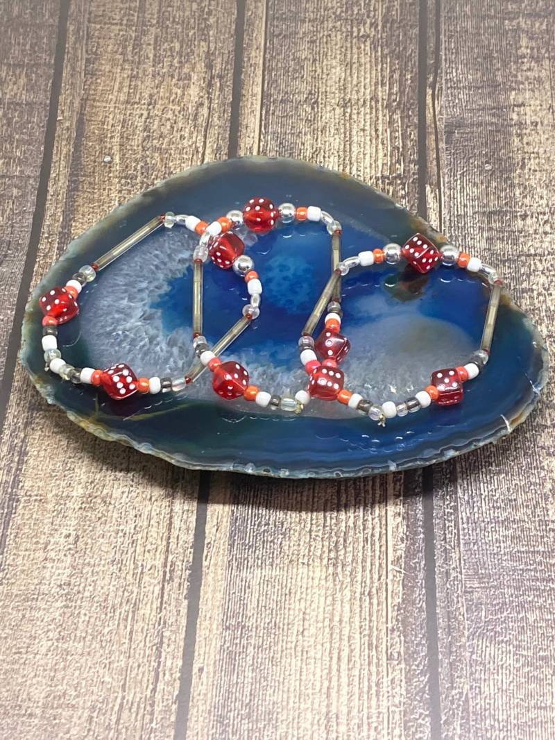 Handgefertigte Würfel Armband Set Roter Acryl Würfel, Perlen Schmuck von DawnsBeadsDesigns