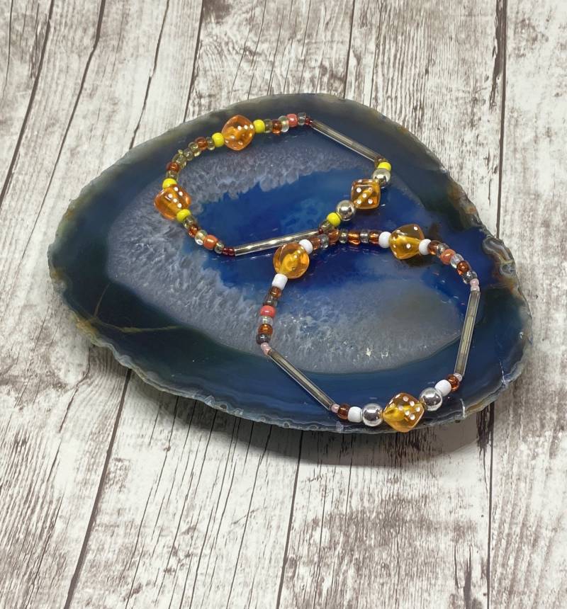 Handgefertigte Würfel Stretch Armband Set Orange Acryl Perlen von DawnsBeadsDesigns