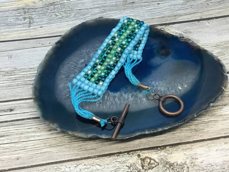 Handgefertigtes Loom Armband Karibikblauer Rocailles Knebelverschluss von DawnsBeadsDesigns