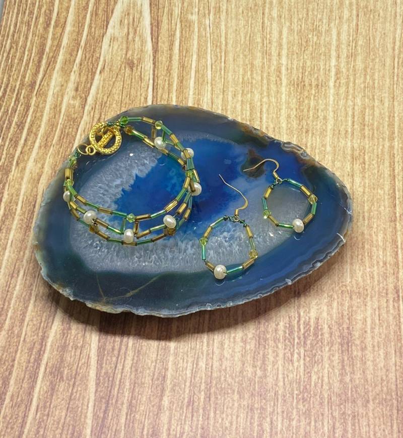 Handgefertigtes Perlen Armband Und Hoop Ohrringe Set Grün Gold Bugle von DawnsBeadsDesigns