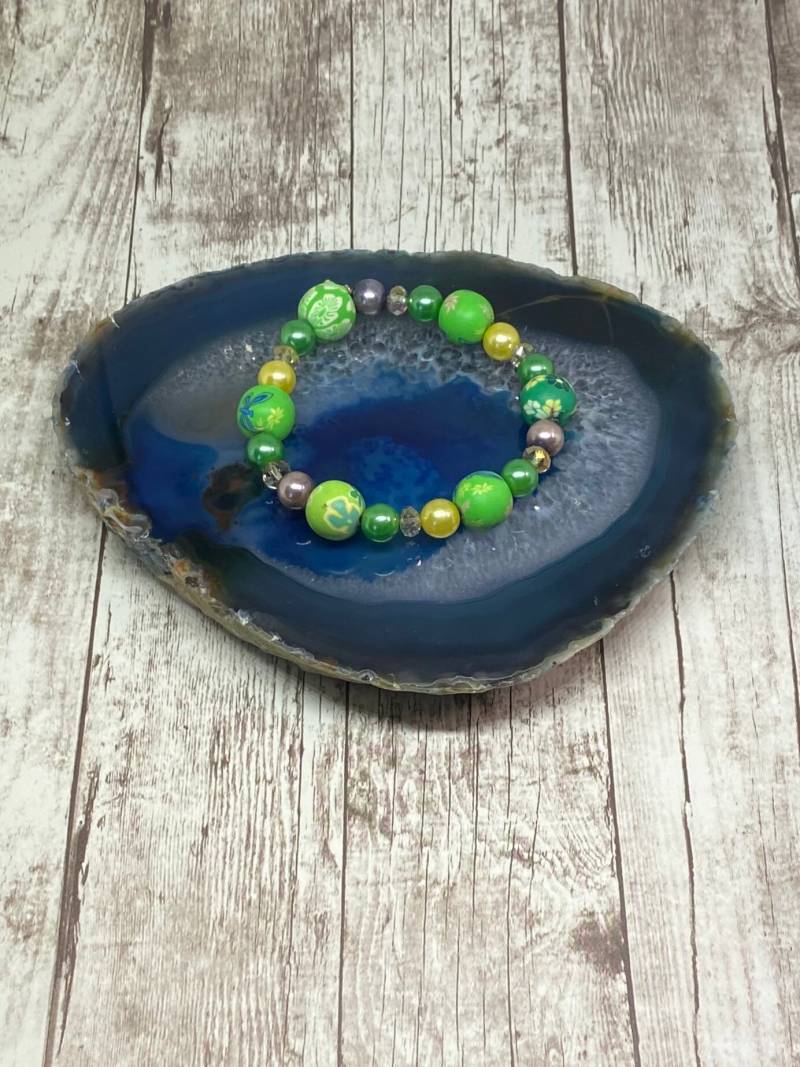 Handgefertigtes Perlen Stretch Armband Grüne, Gelbe, Und Blumen von DawnsBeadsDesigns