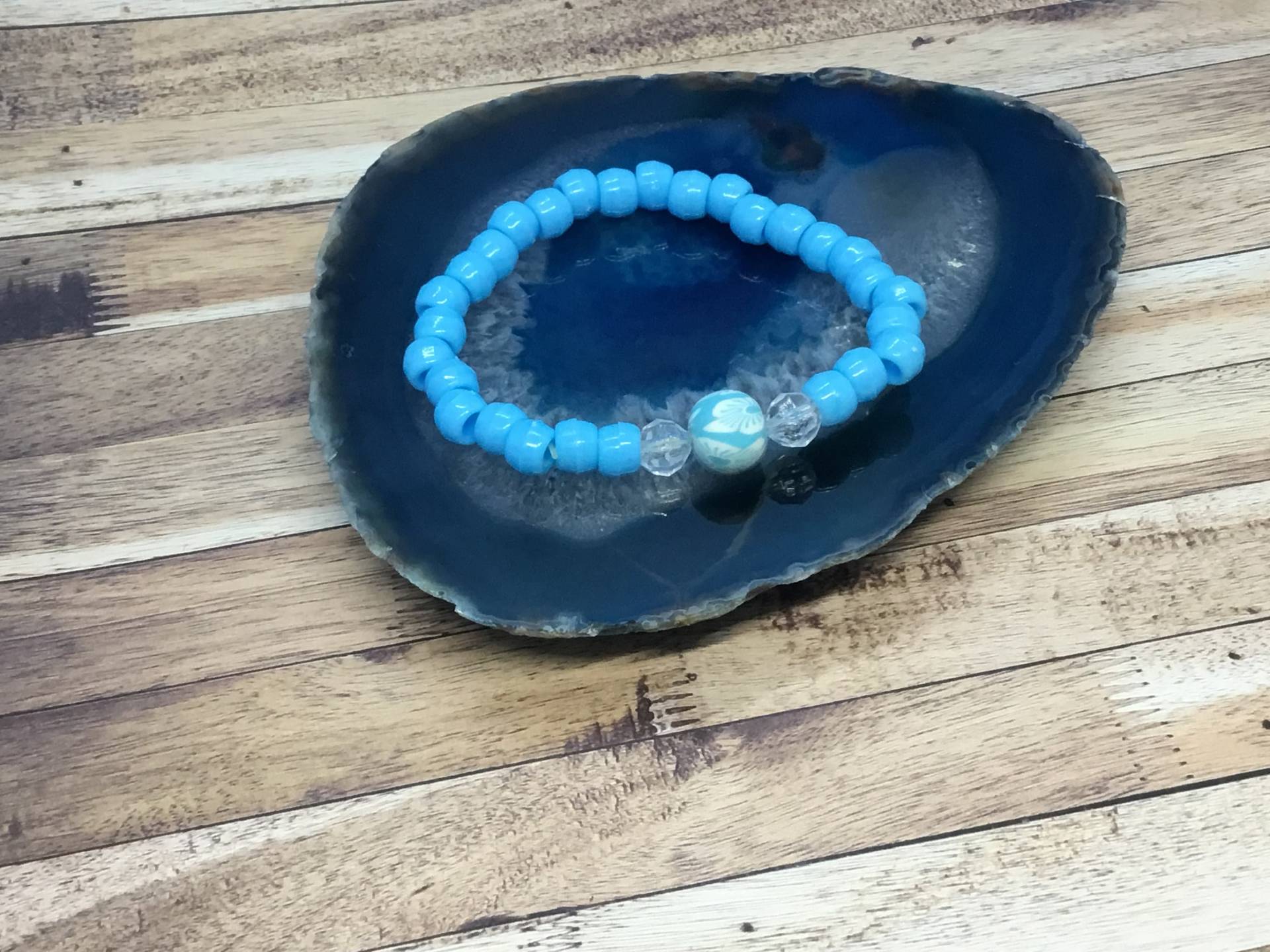 Handgemachte Acryl Pony Bead Stretch Armband Blumen Design von DawnsBeadsDesigns