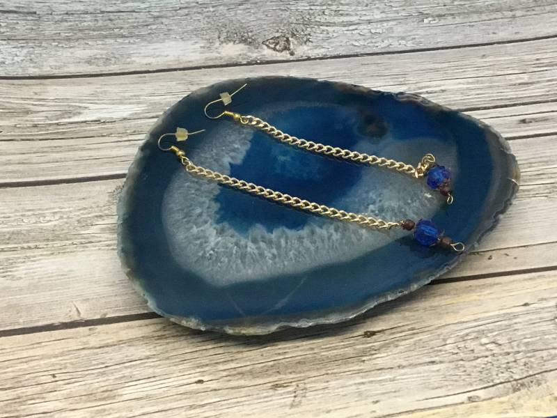 Handgemachte Blaue Pony Perlen-Goldketten-Ohrringe von DawnsBeadsDesigns