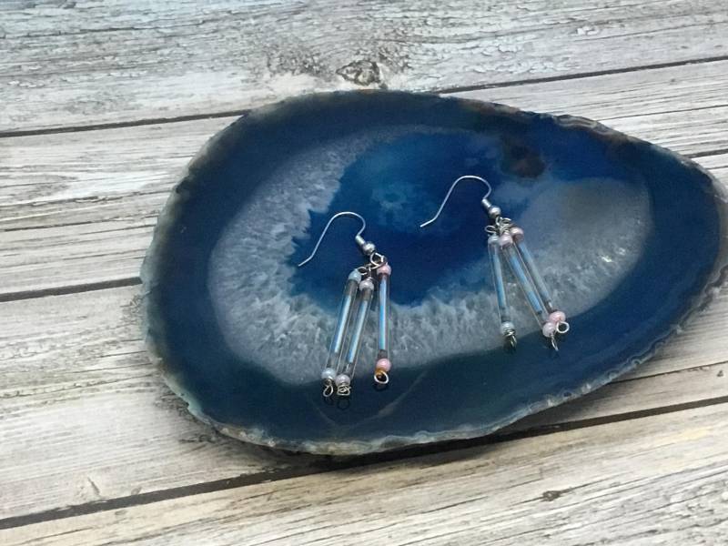 Handgemachte Glasperlen Ohrhänger Pastell Regenbogen Bugle von DawnsBeadsDesigns