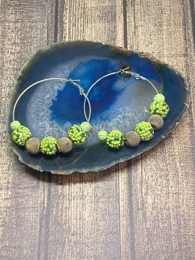Handgemachte Große Silberne Creolen Grüne Kugeln von DawnsBeadsDesigns