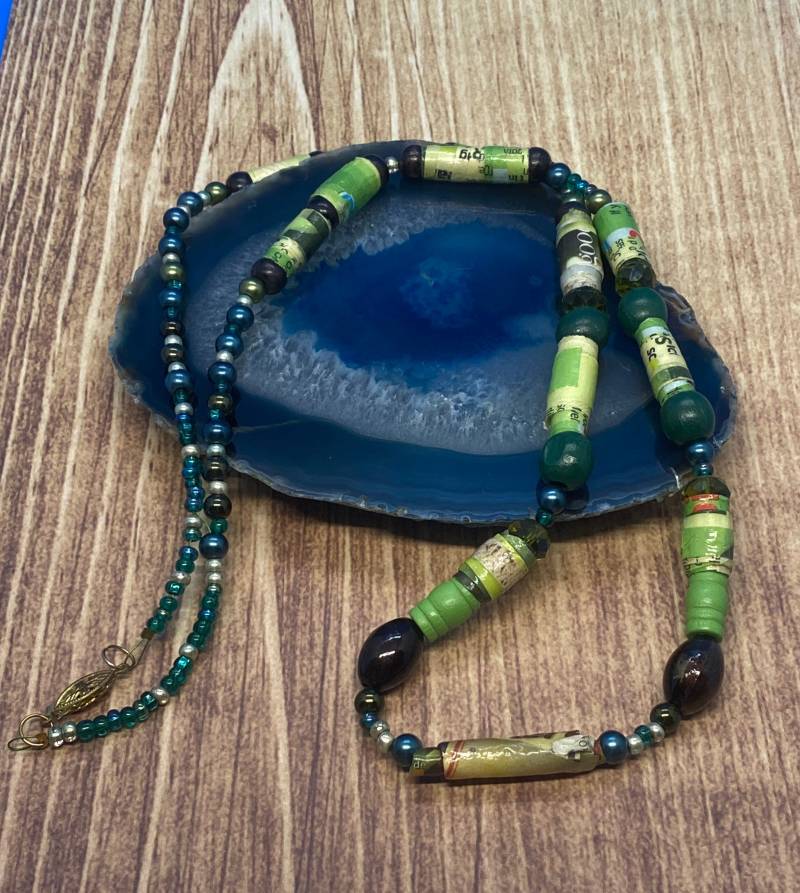 Handgemachte Grüne Papierperlen-Halskette Mit Perlen von DawnsBeadsDesigns