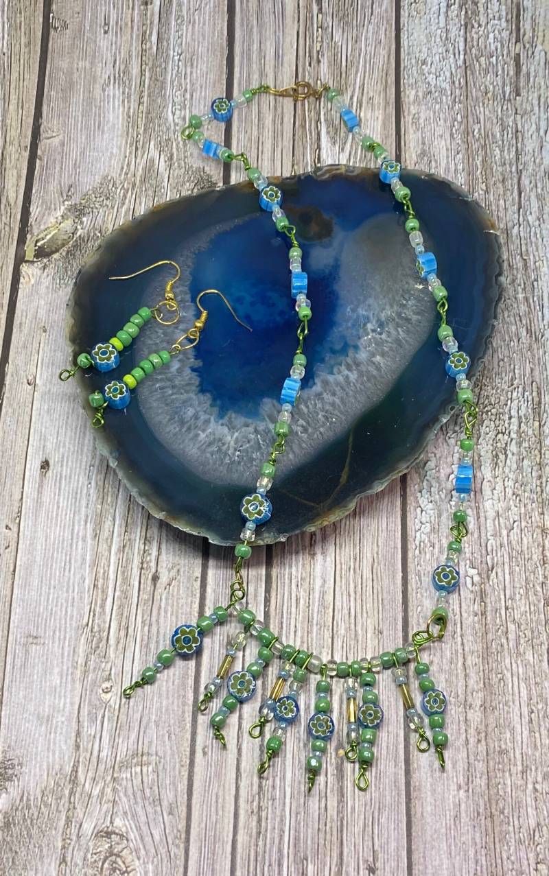 Handgemachte Grüne Perlen Halskette Set Blumen Schmuck Mit Ohrringen von DawnsBeadsDesigns